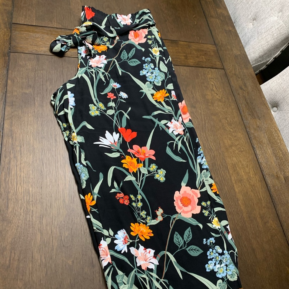 Brand new - never worn Loft floral cropped pants